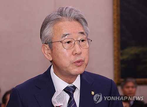 인사말하는 강호동 농업협동조합중앙회 회장(서울=연합뉴스) 박동주 기자 = 강호동 농업협동조합중앙회 회장이 24일 서울 여의도 국회 농림축산식품해양수산위원회에서 열린 국정감사에서 인사말을 하고 있다. 2025.10.24 pdj6635@yna.co.kr