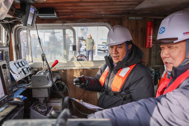 겨울철 어선 안전 점검 나선 김진태 지사