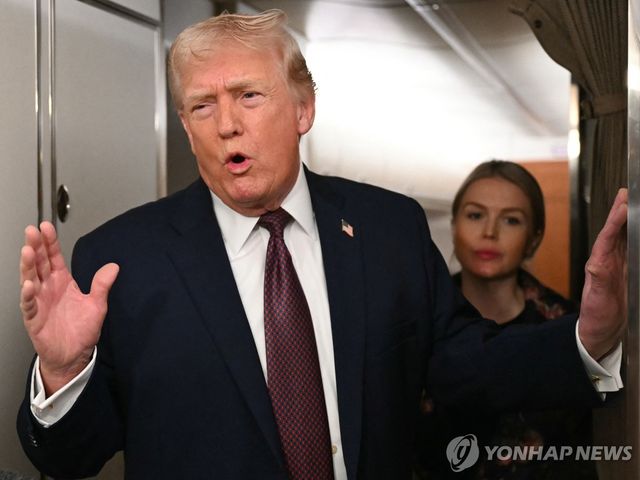 워싱턴DC로 이동하며 기자들과 이야기하는 트럼프 대통령