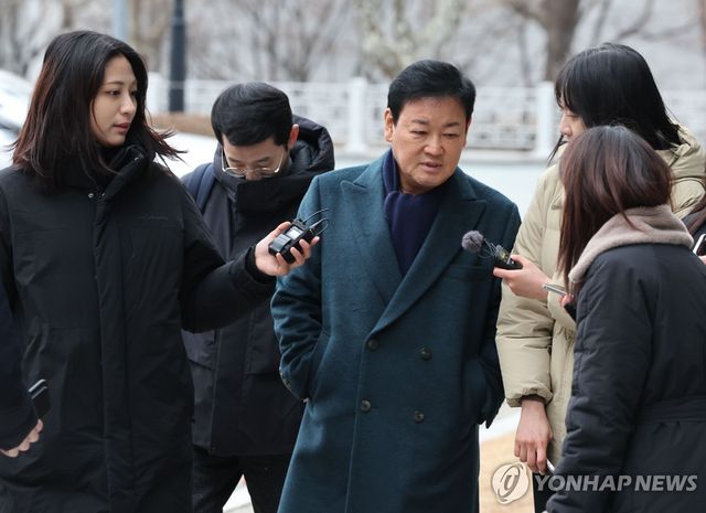 검찰 출석하는 안부수 전 아태평화교류협회장