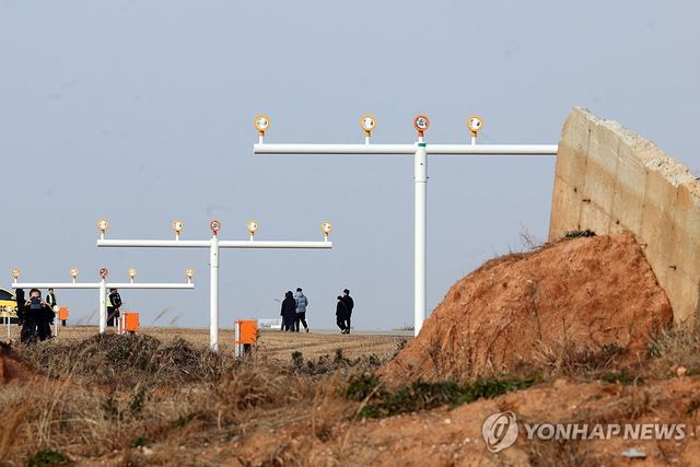 참사 현장 뒤로하고 돌아가는 유가족