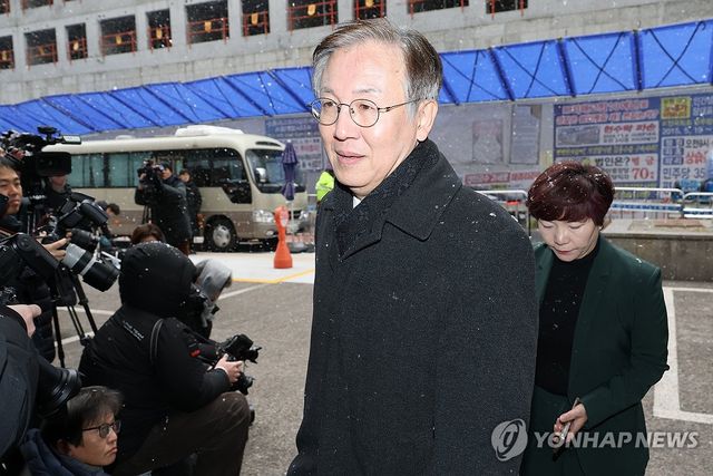 당사 들어서는 한동수 윤리심판원장