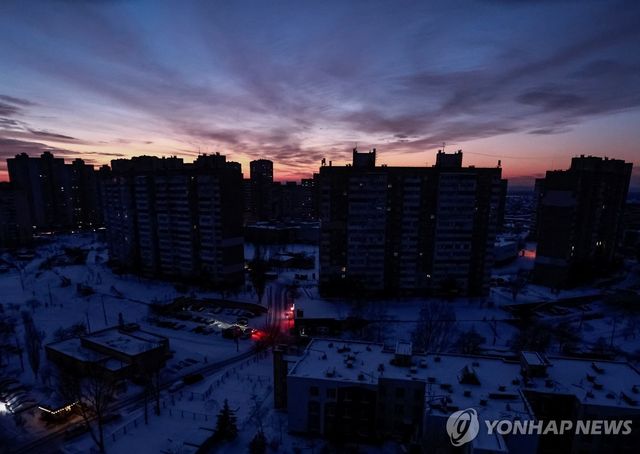 정전으로 불 꺼진 우크라이나 키이우 주거 건물