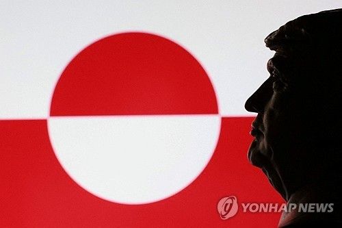 그린란드 기를 배경으로 트럼프 미국 대통령 사진을 합성한 모습[로이터 연합뉴스. 재판매 및 DB 금지] 