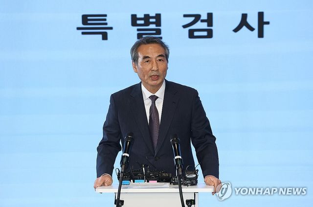 브리핑에서 발언하는 민중기 특검