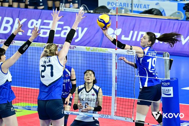 공격하는 기업은행의 빅토리아(오른쪽)와 블로킹하는 현대건설의 카리(중앙)