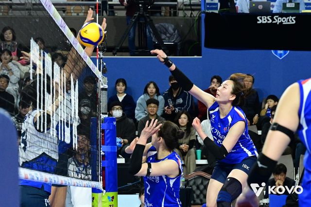 공격하는 IBK기업은행의 고의정(오른쪽)