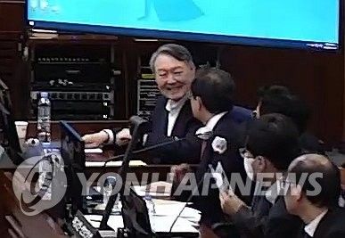 내란 우두머리 결심공판 중 웃음 보이는 윤석열 전 대통령