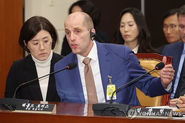 답변 태도 지적에 항변하는 로저스 쿠팡 대표