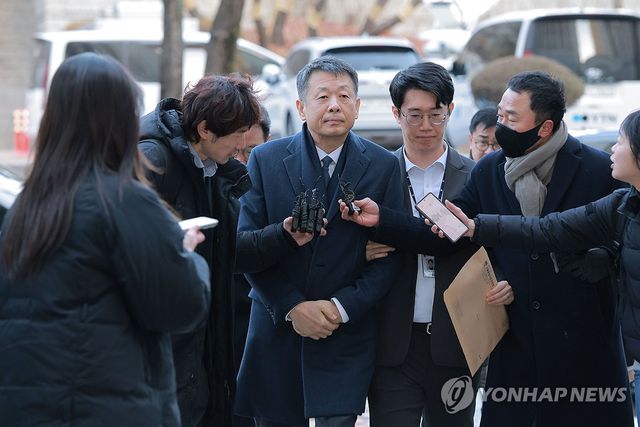 법원 향하는 김광일 MBK파트너스 부회장