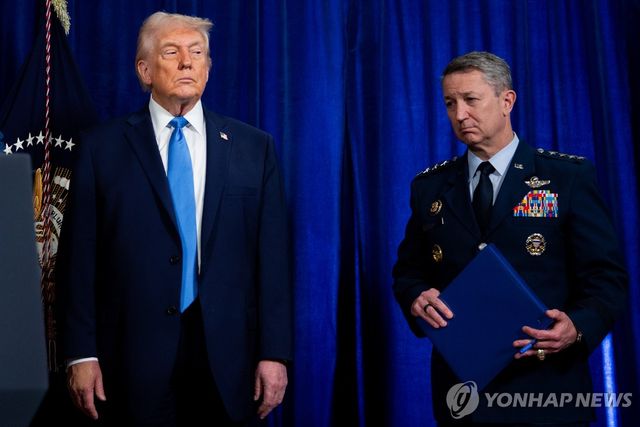 트럼프 미 대통령(좌)과 케인 미 합참의장