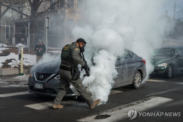 미니애폴리스에서 최루탄으로 시위 진압 중인 연방 요원