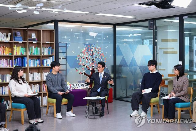 청년들과 소통하는 김민석 국무총리