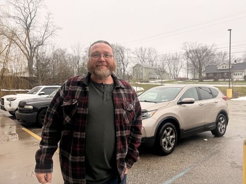 인터뷰 중인 이리 카운티 주민 제시 제임스 씨