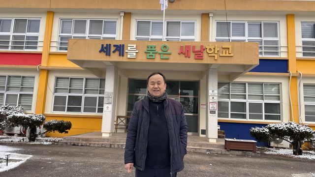 광주 새날학교에서 포즈 취한 이천영 이사장