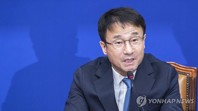 최고위원회의에서 발언하는 한병도 원내대표