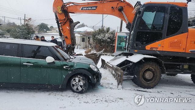 눈길에 미끄러진 차량