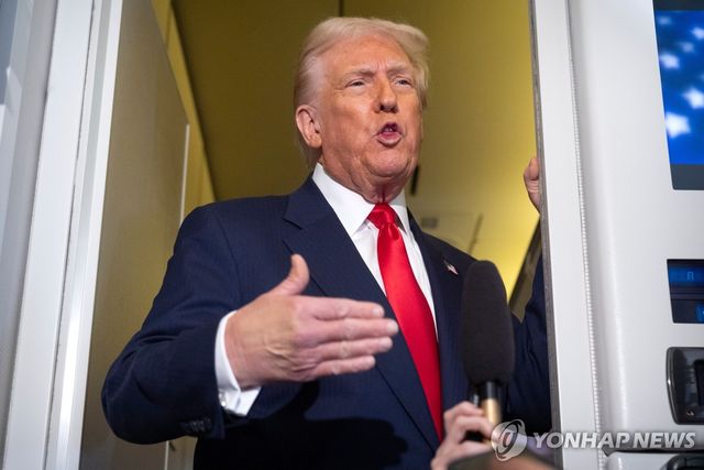 순방 기간 에어포스원에서 기자들의 질문에 대답하는 트럼프 대통령