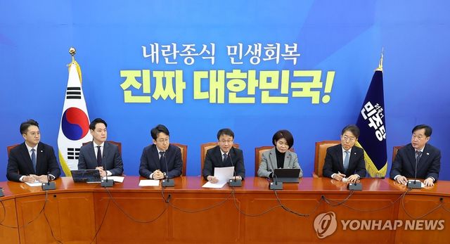 첫 원내대책회의에서 발언하는 한병도 원내대표