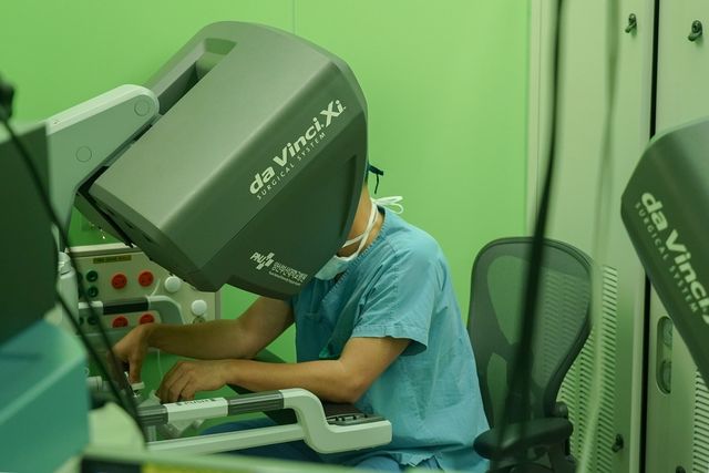 수술 중인 남종길 교수