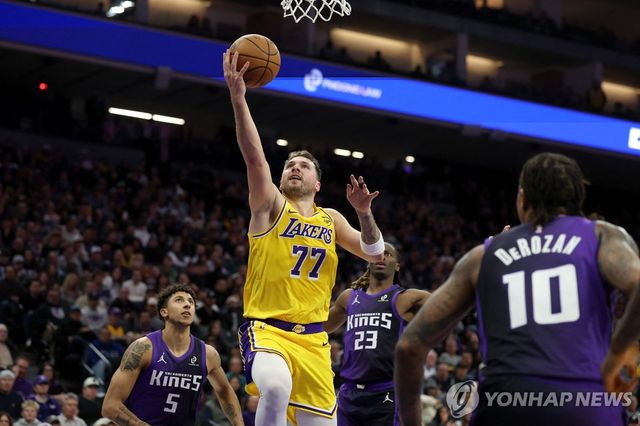 슛하는 루카 돈치치