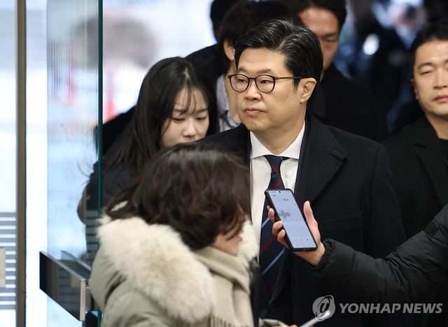 영장실질심사 출석하는 김병주 MBK파트너스 회장