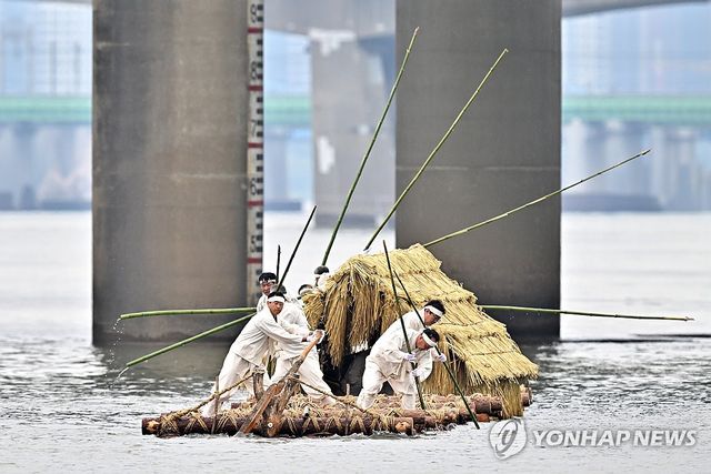 한강에 정선 뗏목 '두둥실∼'