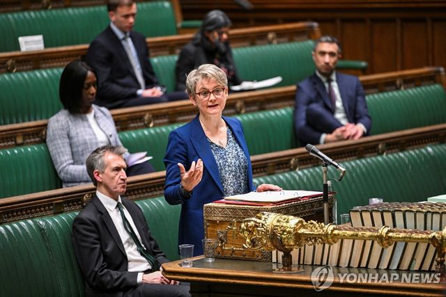 13일 하원에서 발언하는 쿠퍼 외무장관