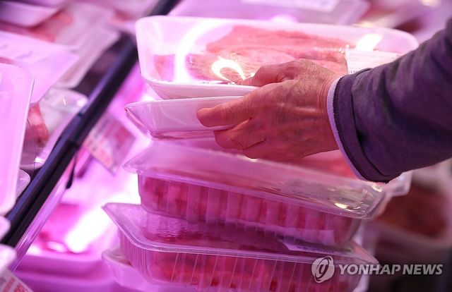 할인행사 맞아 한우 고르는 시민