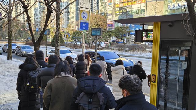 버스 기다리는 시민들