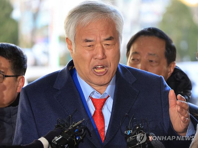 질문에 답하는 전광훈 목사