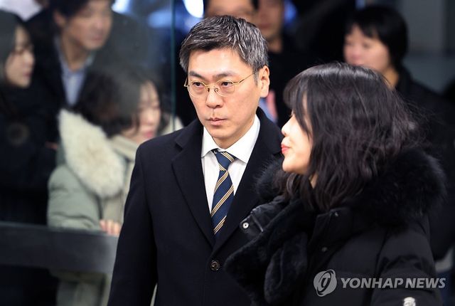 법원 향하는 김정환 MBK파트너스 부사장