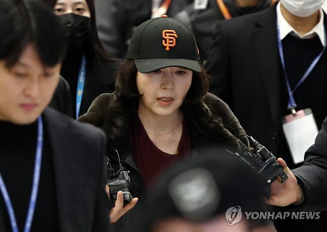 질문 답하는 김경 서울시의원