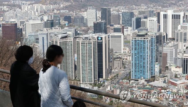 서울 남산서 바라본 도심의 주요 기업체 건물들