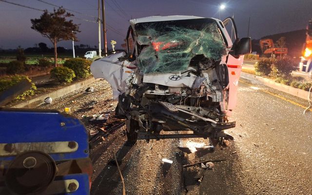 제주서 트럭-트랙터 부딪쳐 2명 부상