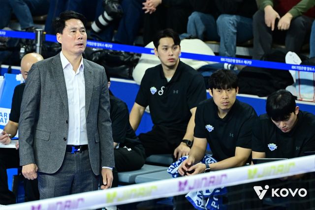 경기 지켜보는 강성형 현대건설 감독(왼쪽)