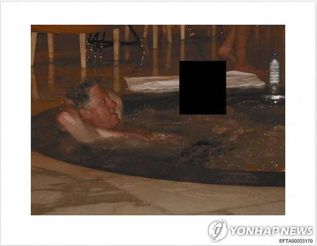 '엡스타인 문건'에 담긴 클린턴 전 대통령이 욕조에 한 여성과 함께 들어간 사진