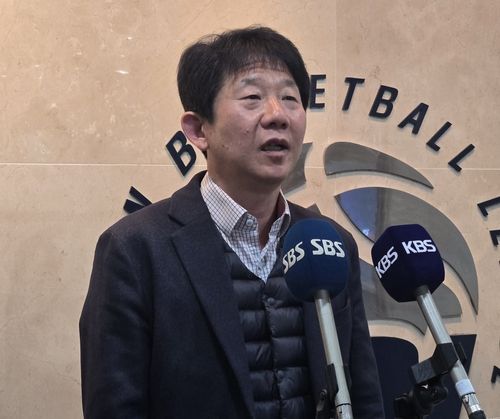 13일 KBL 재정위 참석한 뒤 취재진 만나 입장 밝히는 박철효 한국가스공사 부단장