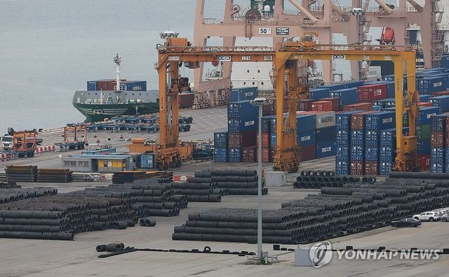 평택항에 쌓인 철강 제품들
