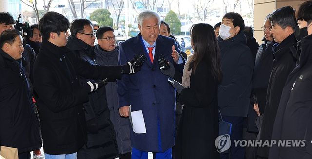 질문에 답하는 전광훈 목사