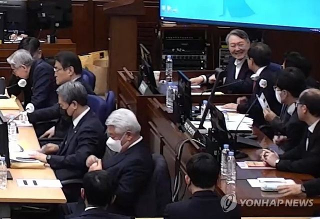 내란 우두머리 결심공판 중 웃음 보이는 윤석열 전 대통령