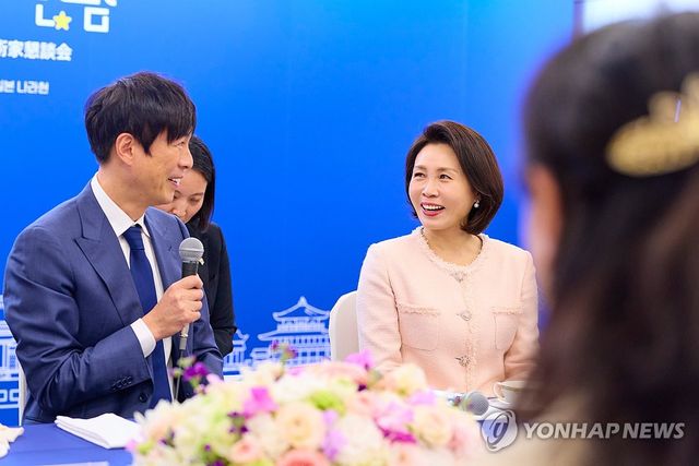 김혜경 여사, 재일 한국계 문화예술인들과 간담회