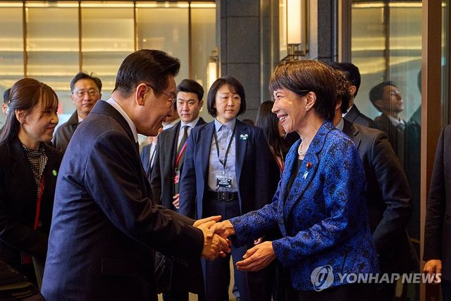 악수하는 한-일 정상