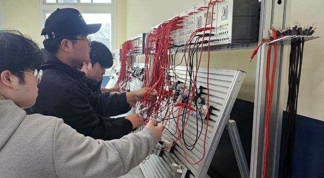 서귀포산과고 학생 공유압장치 실습 모습