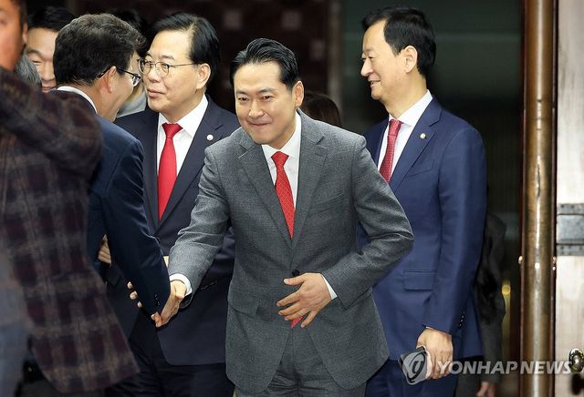 의총 입장하는 국민의힘 지도부