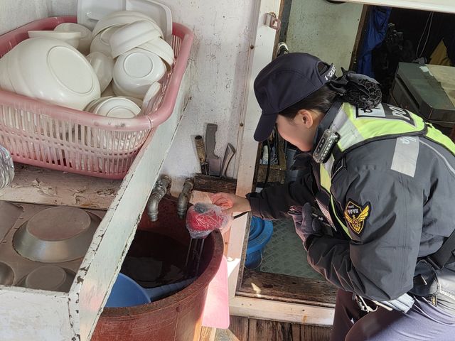 빨간 고무대야에 물과 함께 담겨 있는 수조 히터