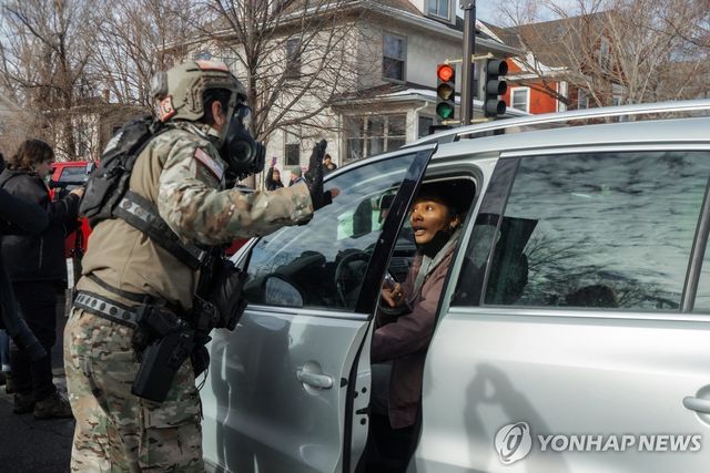 미 미네소타주에서 단속 중인 이민 당국 요원