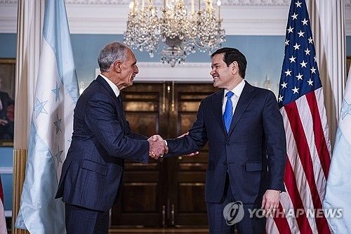 온두라스 대통령 당선인과 만나는 마코 루비오 미국 국무장관(오른쪽)