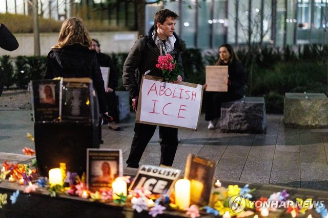 ICE 요원 총격에 사망한 여성 추모하는 시위대