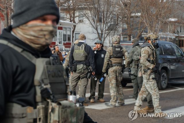 12일(현지시간) 미국 미네소타주 미니애폴리스에서 ICE 요원들과 대치 중인 주민